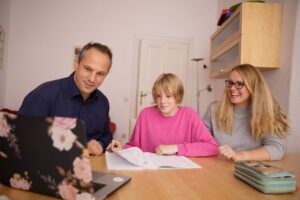 Làm thế nào để giúp con tập trung khi học qua máy tính/ipad? - Hình ảnh chi tiết