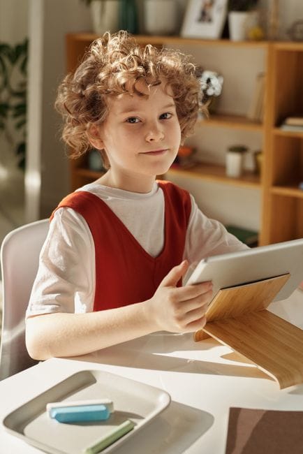 Bí quyết cách ứng dụng học tập thông minh tiểu học với AI và mô hình lớp học đảo ngược