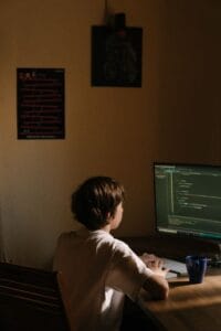Bí quyết chọn khóa học online phù hợp với độ tuổi của con để phát triển tư duy công nghệ - Khóa Học Online