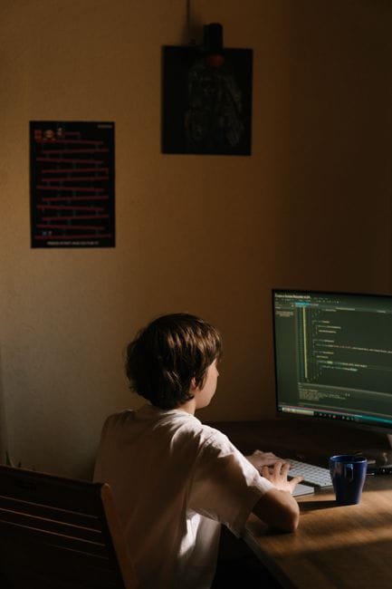 Bí quyết chọn khóa học online phù hợp với độ tuổi của con để phát triển tư duy công nghệ - Khóa Học Online