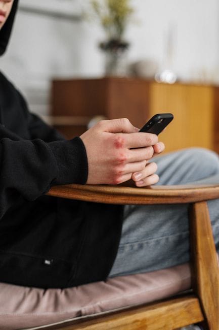 Nguy cơ bạo lực mạng cyberbullying và cách phòng tránh: Cẩm nang an toàn cho con