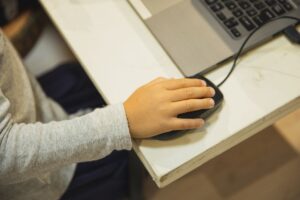 So sánh khóa học toán tư duy online cho trẻ tiểu học và học trực tiếp tại trung tâm