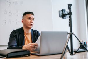 Học trực tuyến là gì? Hướng dẫn chi tiết cách học online hiệu quả trên K12 và ứng dụng nhắn tin - Hình ảnh chi tiết