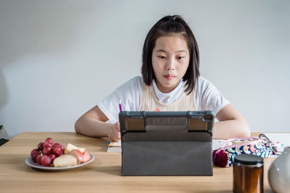 So sánh lớp học phần mềm học toán online tiểu học và trung tâm trực tiếp