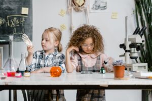 Hướng dẫn giáo dục STEM và STEAM cho bé từ A đến Z: Khơi nguồn sáng tạo - vietlearning tin giáo dục