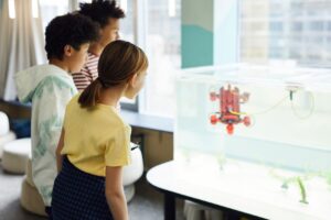 Hướng dẫn giáo dục STEM và STEAM cho trẻ em: Bí quyết phát triển tư duy toàn diện - vietlearning tin giáo dục
